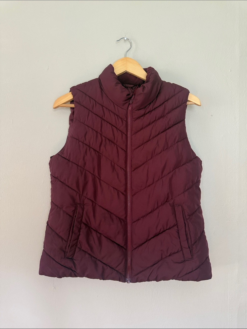 GAP Quilted Vest in Maroon medium